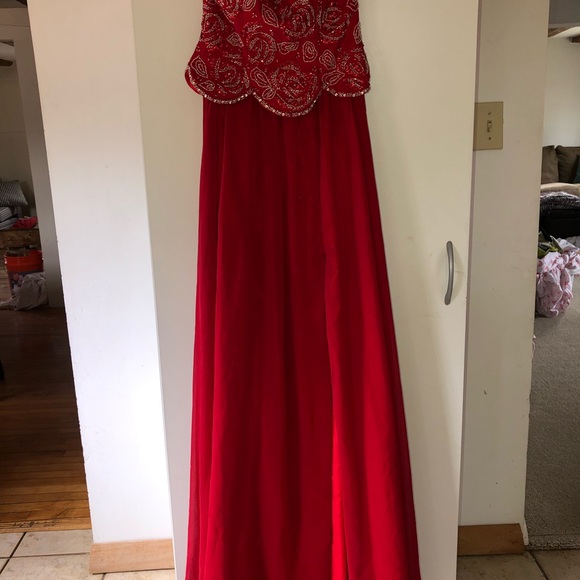 Red Prom/Pageant - Picture 3 of 4